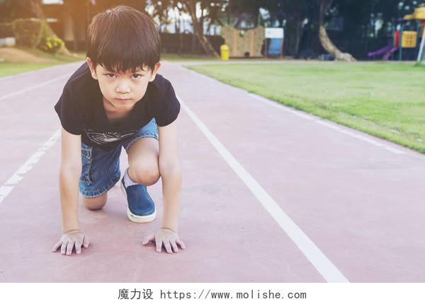 健康的小学生准备在起点起跑儿童跑步奔跑